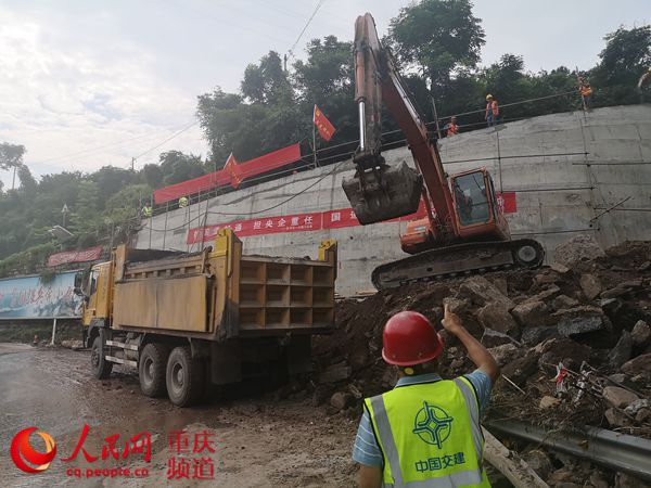 人民網(wǎng)報(bào)道；“路搶通啦，我們果農(nóng)高興慘了！”